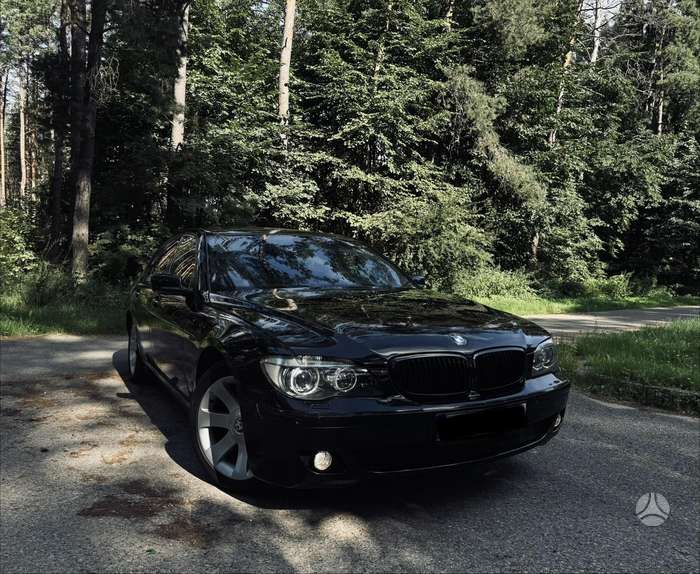 BMW 730, Седан