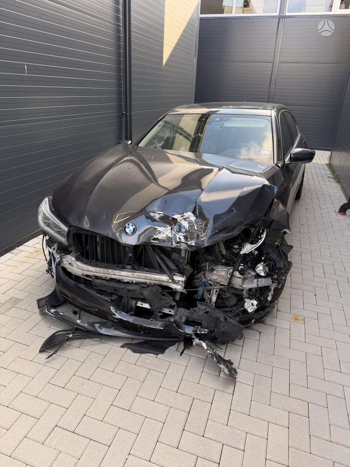 BMW 750, Седан