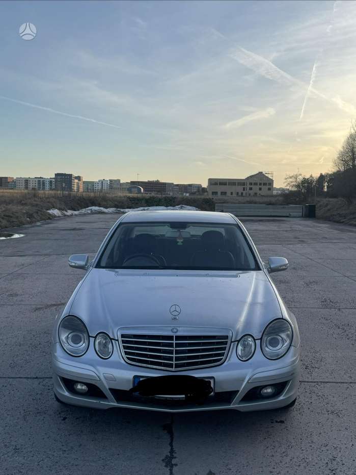 Mercedes-Benz E220, Седан