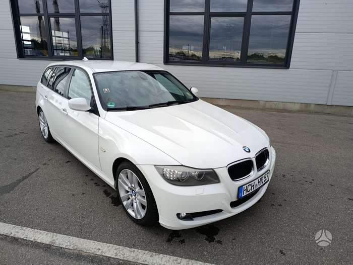 BMW 320, universalas