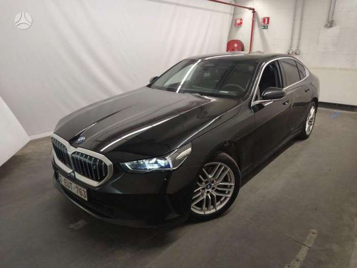BMW i5, Седан