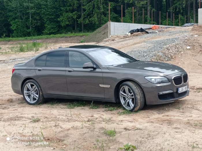 BMW 740, Седан