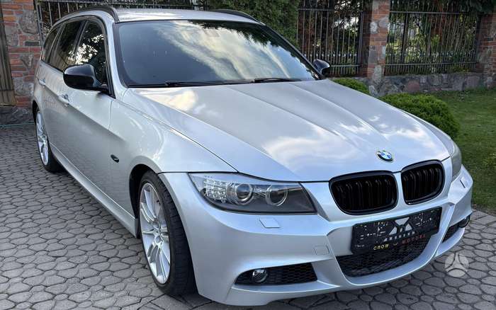 BMW 320, universalas