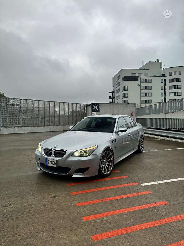 BMW M5, Седан