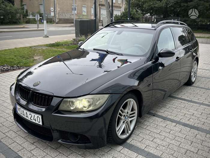 BMW 330, universalas