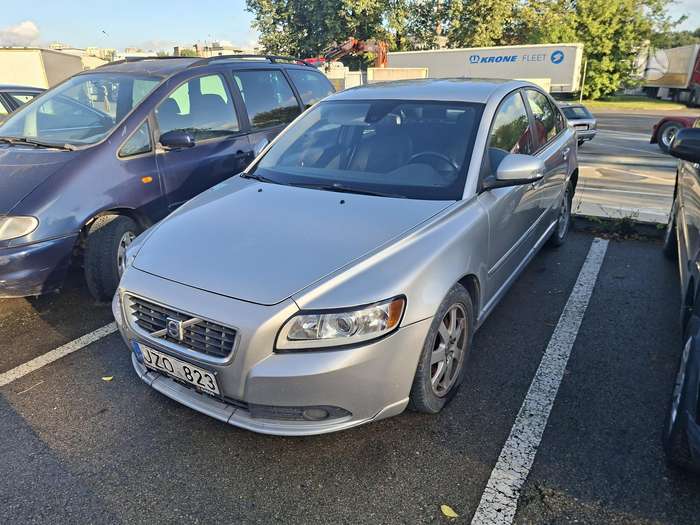 Volvo S40, Седан