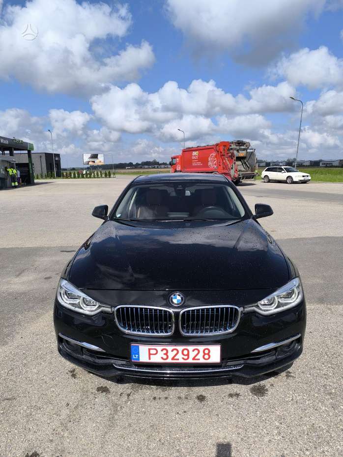 BMW 330, Седан