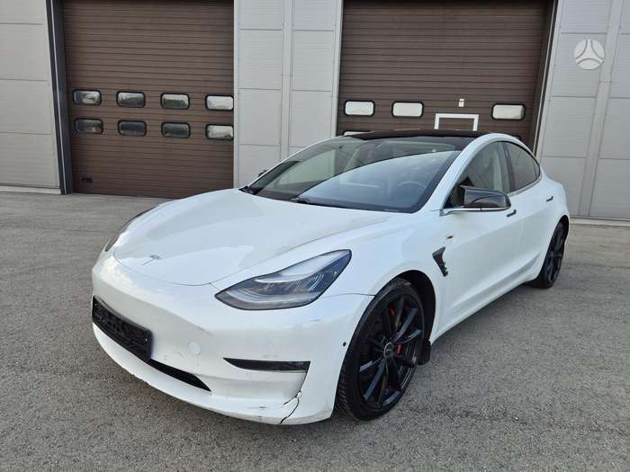 Tesla Model 3, Седан