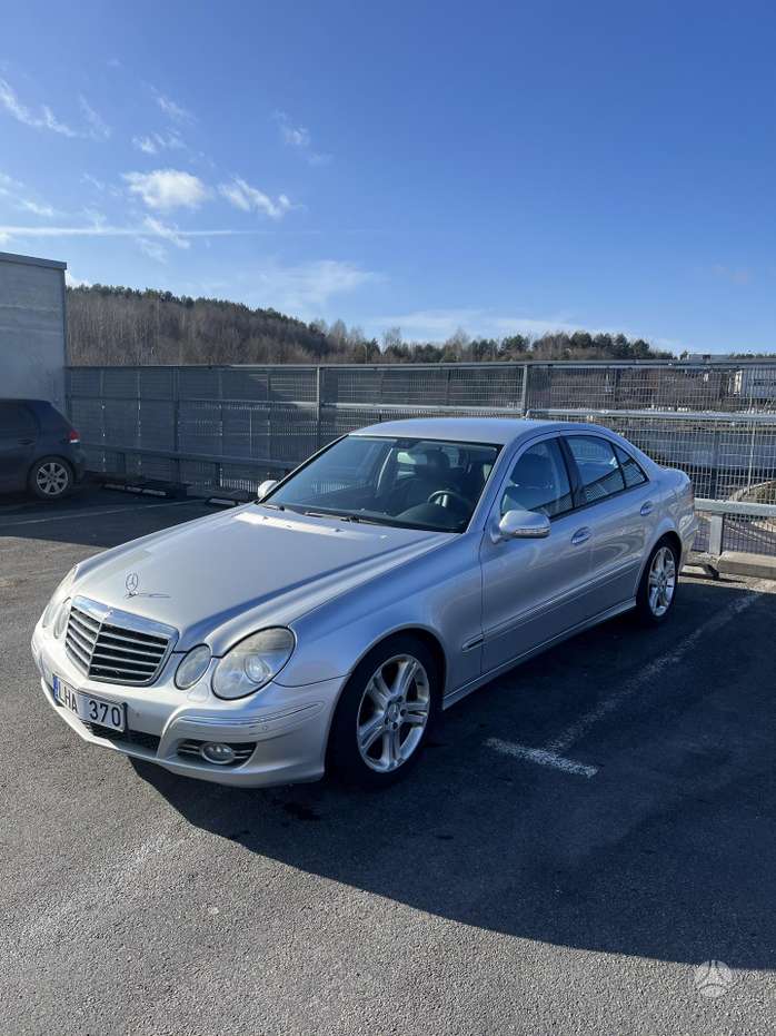 Mercedes-Benz E220, Седан