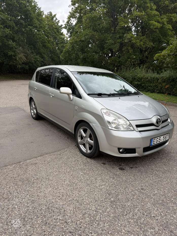 Toyota Corolla Verso, Седан