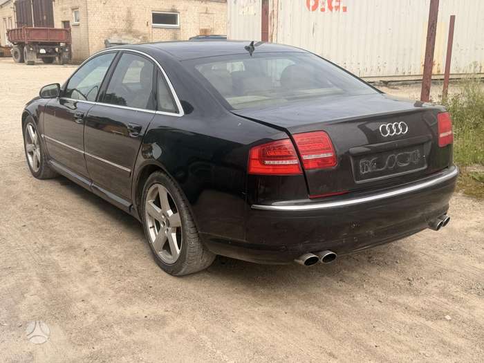 Audi A8, Седан