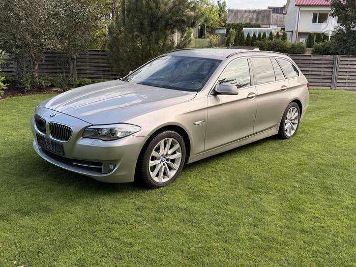 BMW 520, universalas