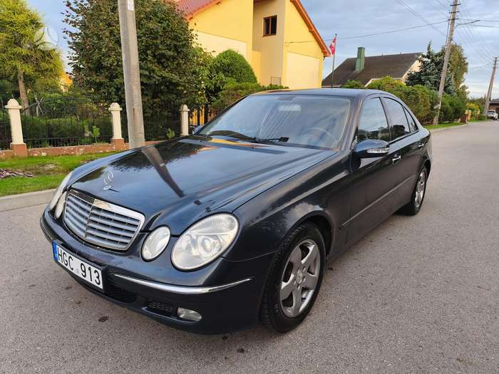 Mercedes-Benz E270, Седан