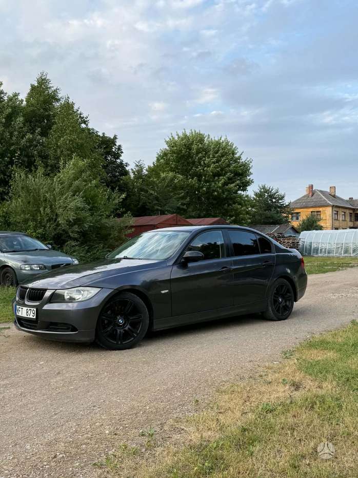 BMW 320, Седан