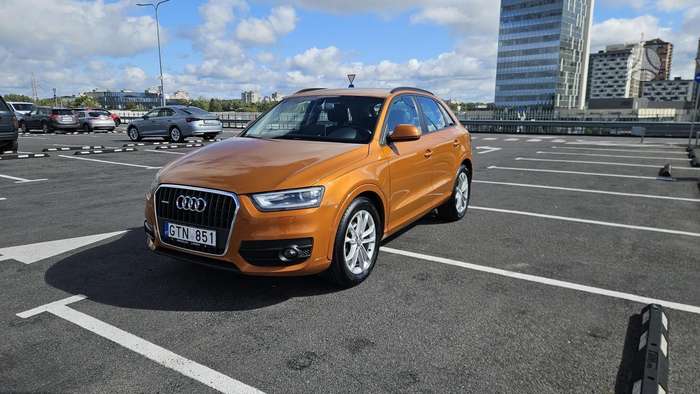 Audi Q3, 2.0 l., off-road / crossover