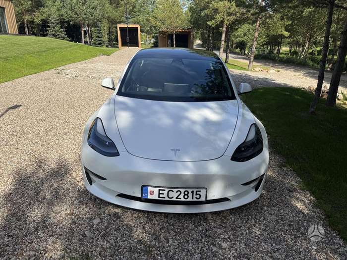 Tesla Model 3, Седан
