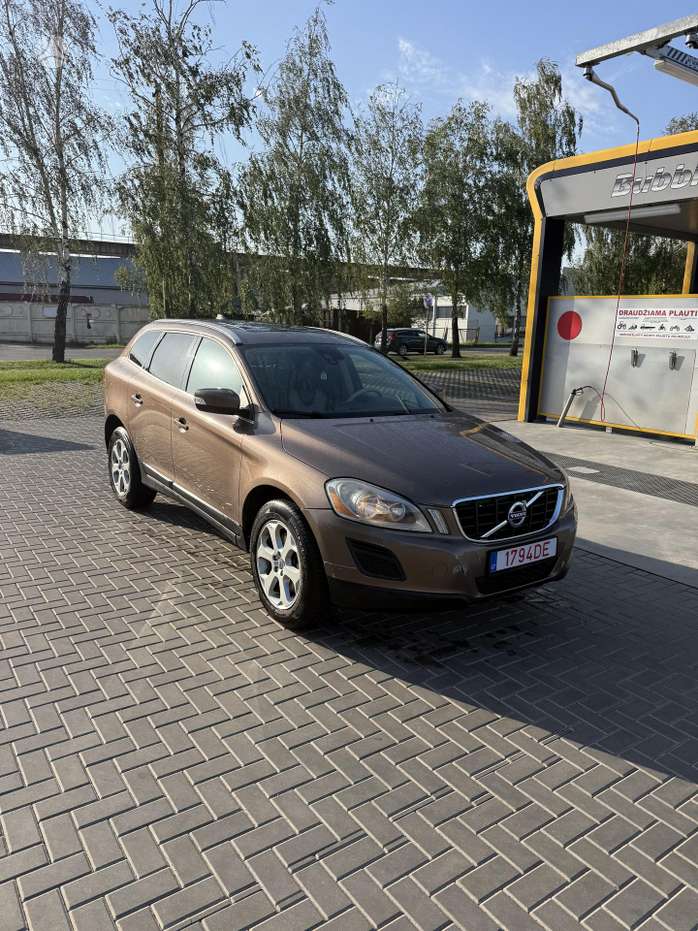 Volvo XC60, 3.2 l., off-road / crossover