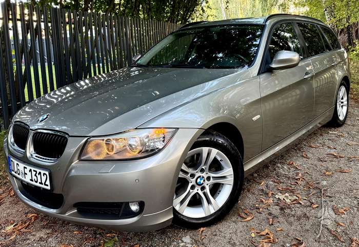BMW 320, universalas