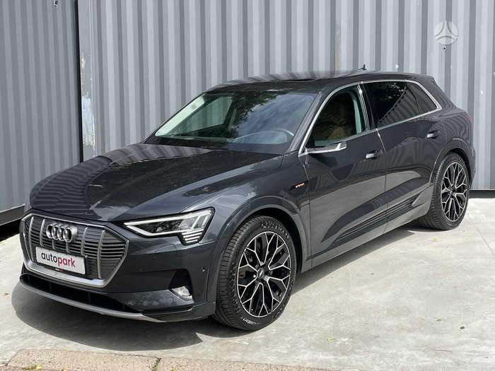 Audi e-tron, off-road / crossover