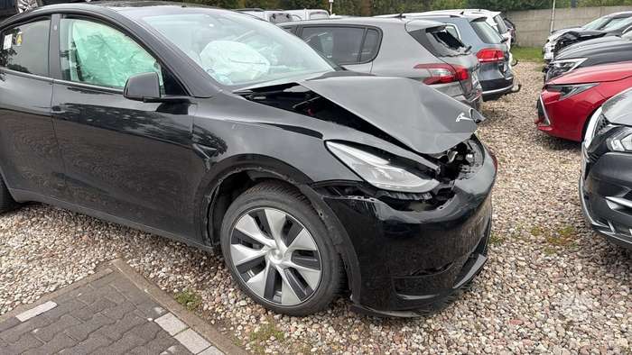 Tesla Model Y, 75 kWh, off-road / crossover