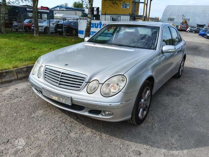 Mercedes-Benz E240, 2.6 l., Седан
