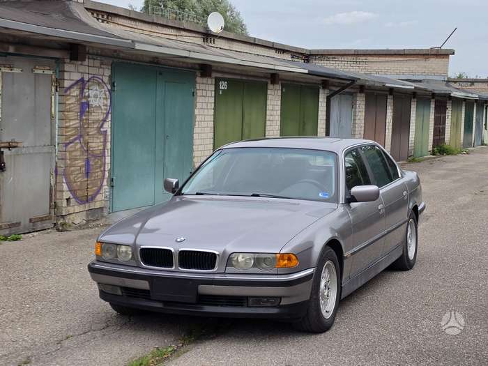 BMW 740, Седан