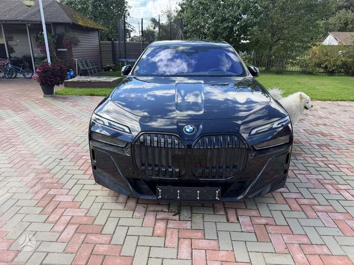 BMW i7, sedanas