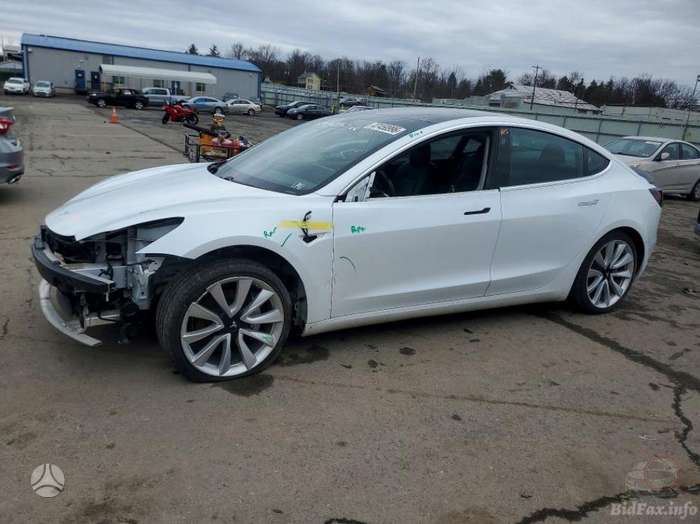 Tesla Model 3, sedanas