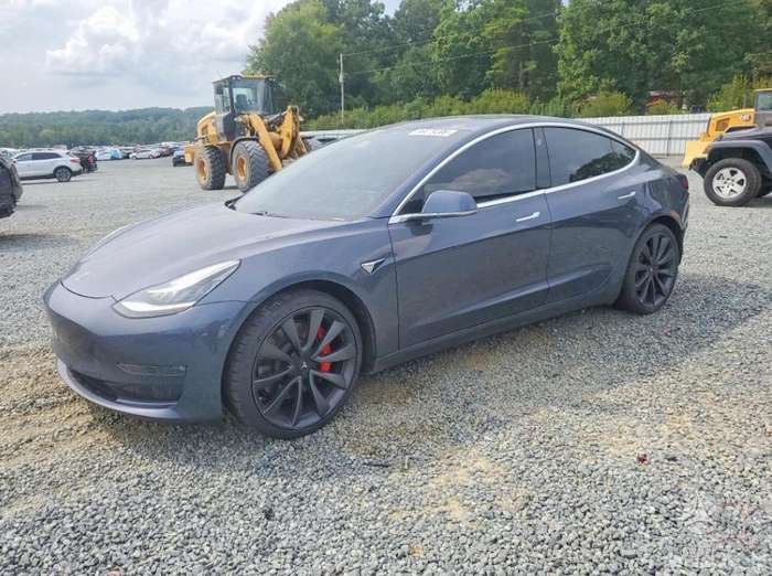Tesla Model 3, sedanas