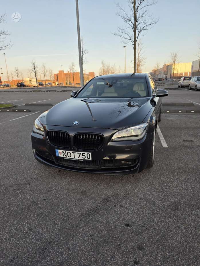 BMW 750, 4.4 l., Седан