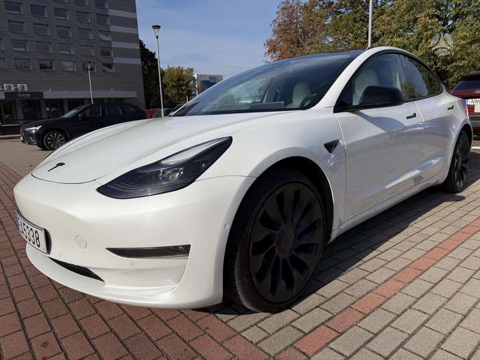 Tesla Model 3, Седан