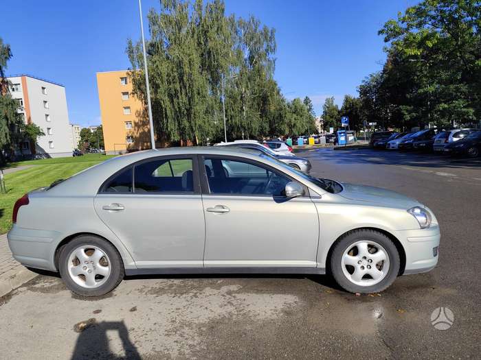 Toyota Avensis, Седан
