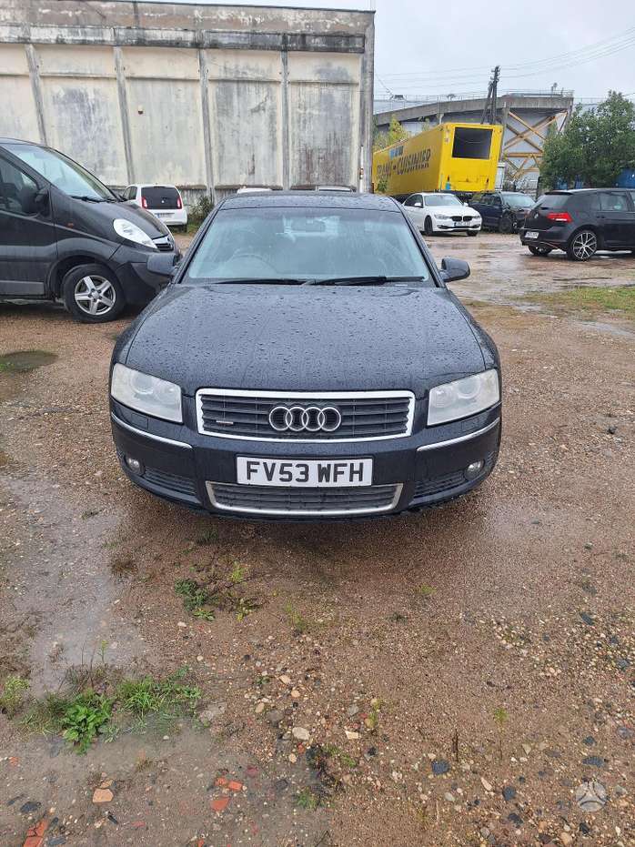 Audi A8, Седан