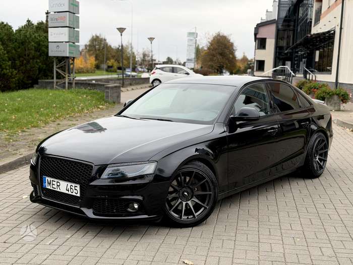 Audi A4, Седан