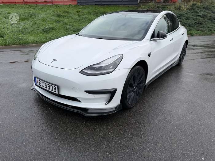 Tesla Model 3, sedanas