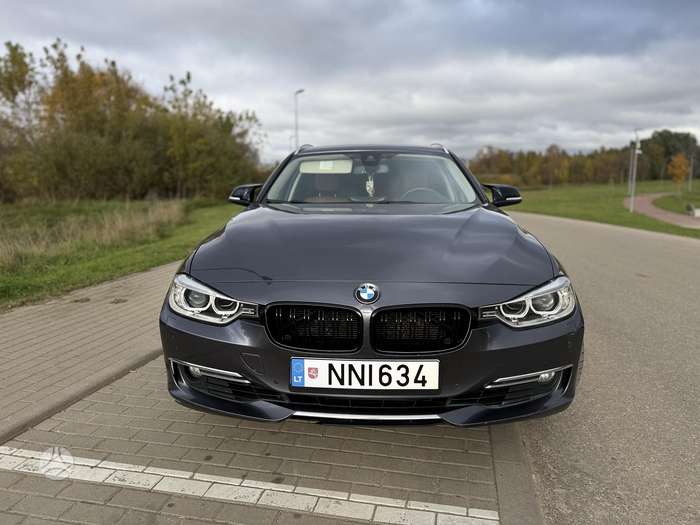 BMW 330, universalas