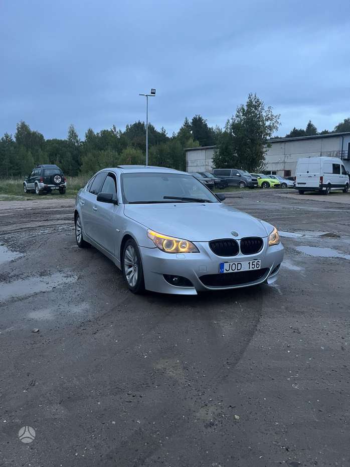BMW 530, Седан