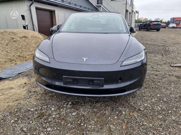 Tesla Model 3, Седан
