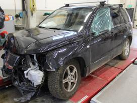 Suzuki Grand Vitara dalimis. Salono nebėra