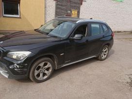 BMW X1 Ardyme turime keletą tokio modelio automobilių skirtingų spalvų