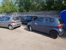 Toyota Yaris Turime dvidurių ir keturdurių modelių
