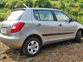 Skoda Fabia dalimis. Pigiai kėbulo dalis žibintus radiatoriai tel 8 698 3