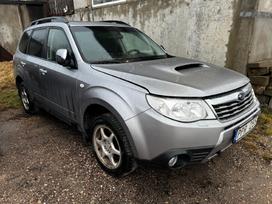 Subaru Forester Boxer diesel odinis salonas kablys xenon žibintai