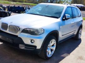 BMW X5 Ardyme turime keletą tokio modelio automobilių skirtingų spalvų