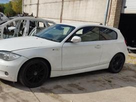BMW 120 Ardyme turime keletą tokio modelio automobilių skirtingų spalvų