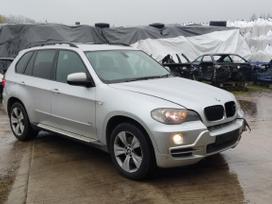 BMW X5 Ardyme turime keletą tokio modelio automobilių skirtingų spalvų