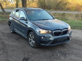 BMW X1 Ardyme turime keletą tokio modelio automobilių skirtingų spalvų