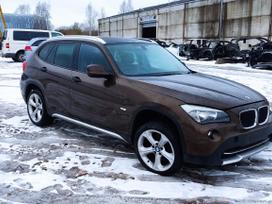 BMW X1 Ardyme turime keletą tokio modelio automobilių skirtingų spalvų