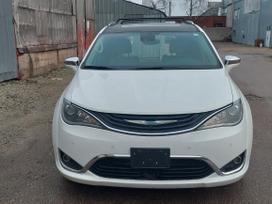 Chrysler Pacifica Hybrid platinum perkant naudotą autodetalę ir keičiant ją mūs