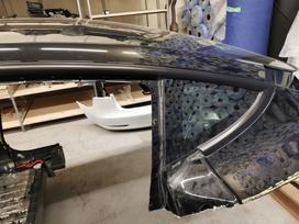 Tesla Model 3 Kas matosi nuotraukoje priekinio stiklo nera